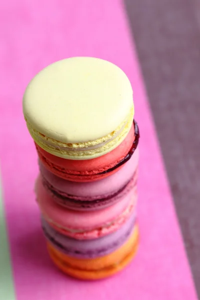 Altı lezzetli tatlı renkli macarons — Stok fotoğraf