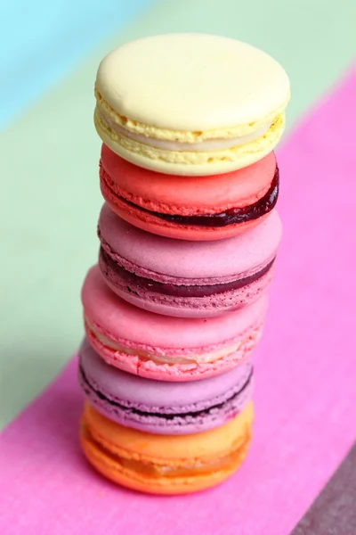 Sex läckra söta färgglada macarons — Stockfoto