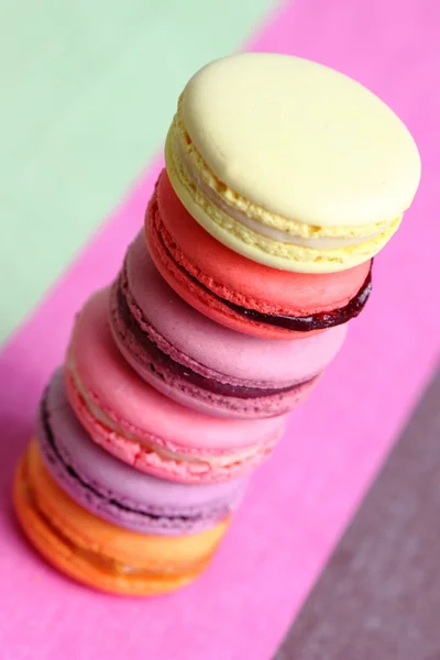 Zes smakelijke zoete kleurrijke macarons — Stockfoto