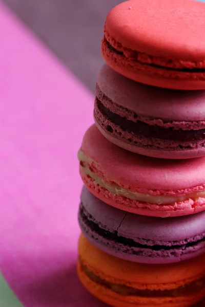 Fem söta färgglada macaroons — Stockfoto