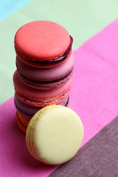 Šest chutné sladké barevné macarons — Stock fotografie