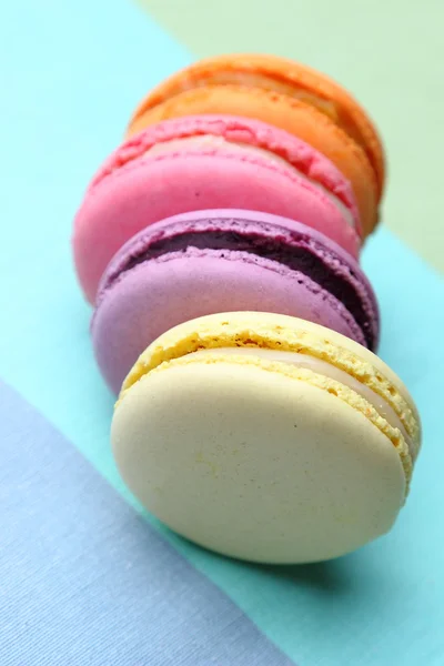 Dört tatlı renkli macaroons — Stok fotoğraf