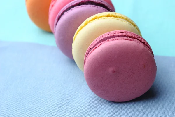 Beş tatlı renkli macaroons — Stok fotoğraf