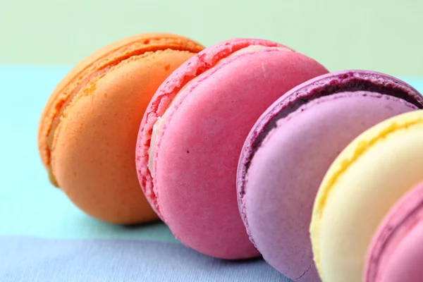 Cinco dulces macarrones coloridos — Foto de Stock