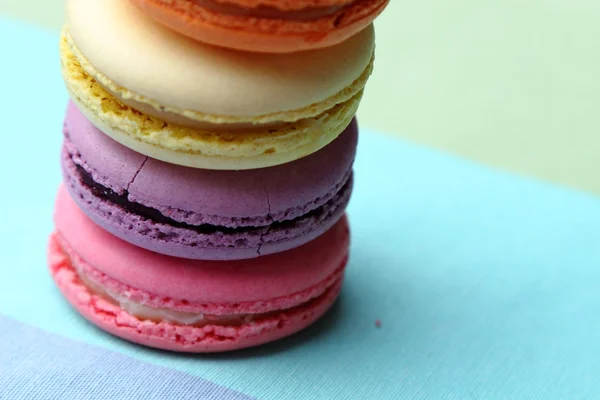 Üç lezzetli tatlı renkli macaroons — Stok fotoğraf