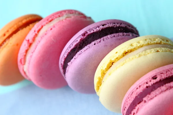 Fem söta färgglada macaroons — Stockfoto