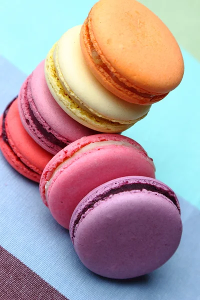 Sei gustosi dolci macaron colorati — Foto Stock