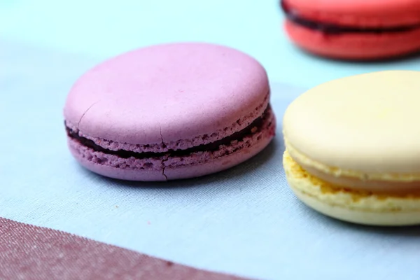Üç lezzetli tatlı renkli macaroons — Stok fotoğraf