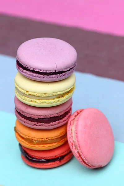 Zes smakelijke zoete kleurrijke macarons — Stockfoto