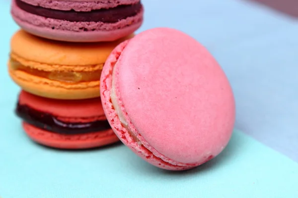 Quattro gustosi dolci macaron colorati — Foto Stock