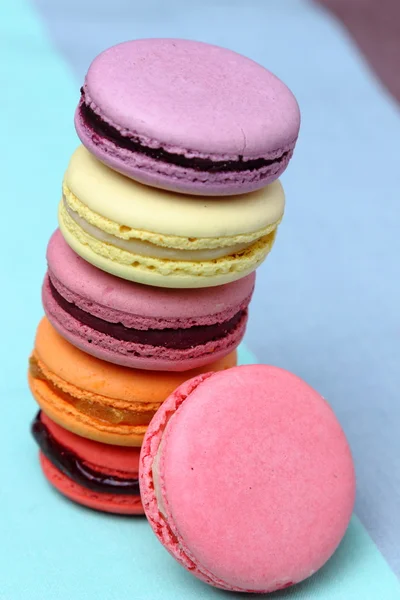 Zes smakelijke zoete kleurrijke macarons — Stockfoto