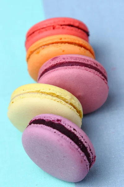 Fem söta färgglada macaroons — Stockfoto