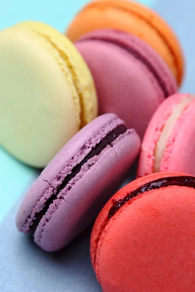 Šest chutné sladké barevné macarons — Stock fotografie