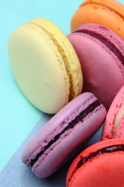 Sex läckra söta färgglada macarons — Stockfoto