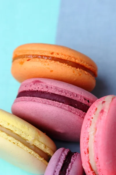 Fem söta färgglada macaroons — Stockfoto