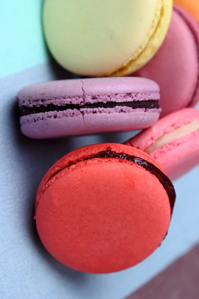 Fem söta färgglada macaroons — Stockfoto