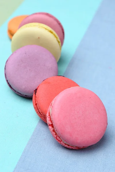 Zes smakelijke zoete kleurrijke macarons — Stockfoto