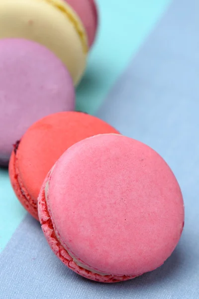 Cuatro sabrosos macarrones dulces y coloridos — Foto de Stock