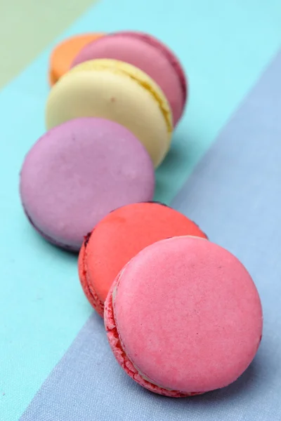 Šest chutné sladké barevné macarons — Stock fotografie