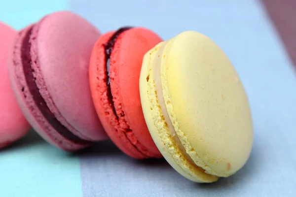 Quattro gustosi dolci macaron colorati — Foto Stock