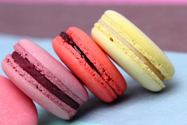 Quatre savoureux macarons colorés sucrés — Photo