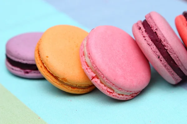 Quattro gustosi dolci macaron colorati — Foto Stock