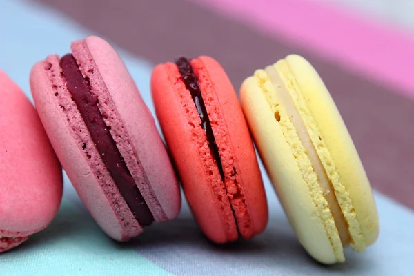 Fyra läckra söta färgglada macarons — Stockfoto