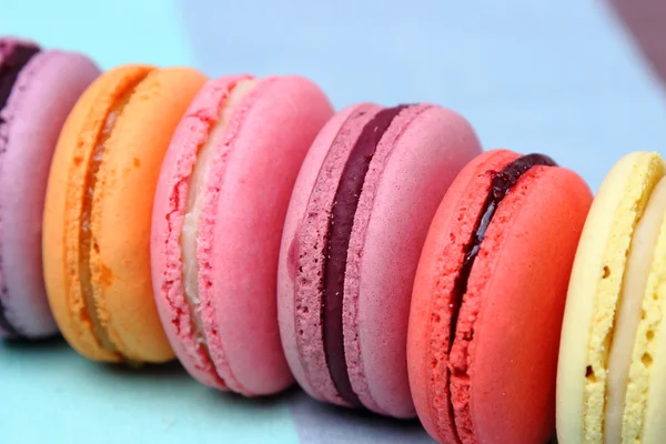 Altı lezzetli tatlı renkli macarons — Stok fotoğraf