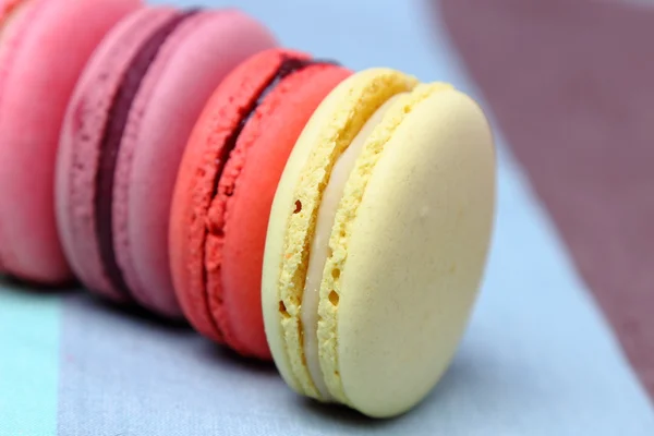 Quattro gustosi dolci macaron colorati — Foto Stock