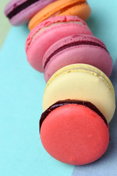 Zes smakelijke zoete kleurrijke macarons — Stockfoto