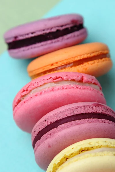 Šest chutné sladké barevné macarons — Stock fotografie