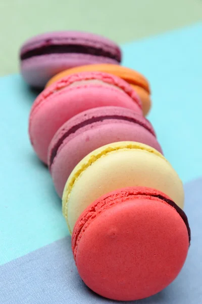 Sechs leckere süße bunte Macarons — Stockfoto