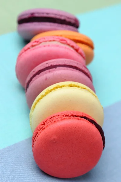 Zes smakelijke zoete kleurrijke macarons — Stockfoto