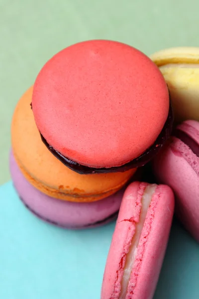 Zes smakelijke zoete kleurrijke macarons — Stockfoto