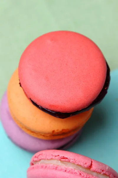 Quattro gustosi dolci macaron colorati — Foto Stock