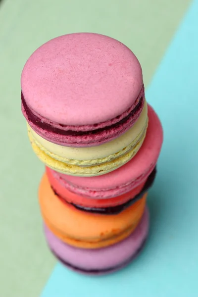 Seis sabrosos macarrones dulces y coloridos — Foto de Stock