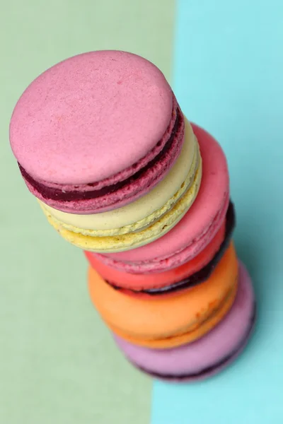 Šest chutné sladké barevné macarons — Stock fotografie