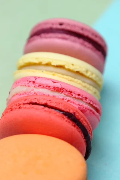 Beş tatlı renkli macaroons — Stok fotoğraf