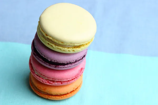 Čtyři Chutné Sladké Barevné Macarons Světle Modrém Pozadí — Stock fotografie