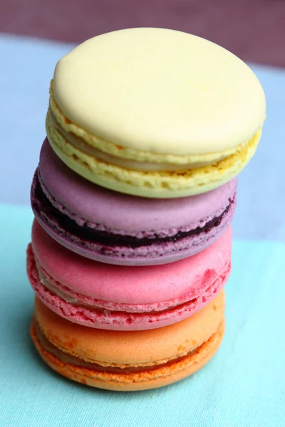 Čtyři chutné sladké barevné macarons — Stock fotografie