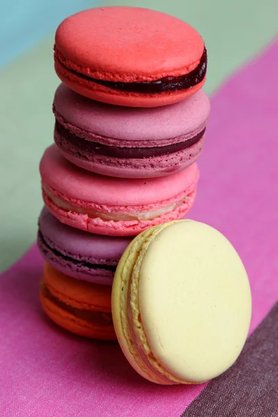 Zes smakelijke zoete kleurrijke macarons — Stockfoto