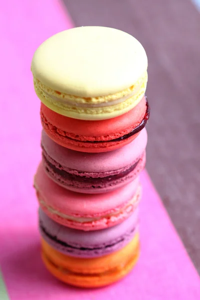 Šest chutné sladké barevné macarons — Stock fotografie