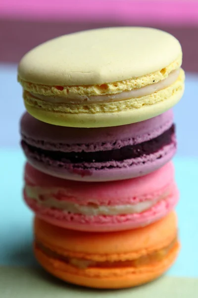 Cuatro sabrosos macarrones dulces y coloridos —  Fotos de Stock