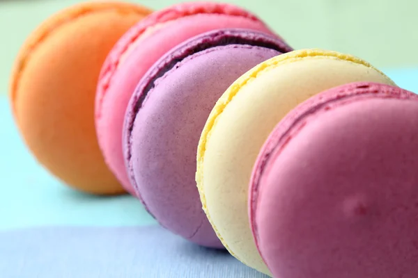 Cinco dulces macarrones coloridos — Foto de Stock