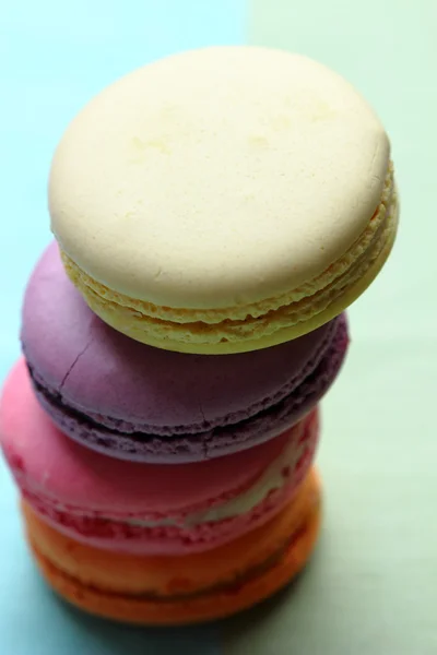 Quattro gustosi dolci macaron colorati — Foto Stock