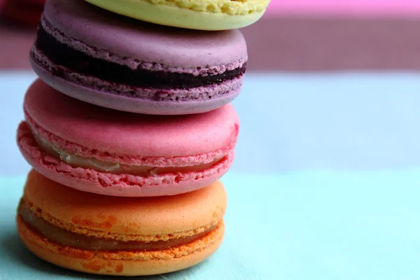 Quattro gustosi dolci macaron colorati — Foto Stock