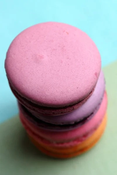 Vier smakelijke zoete kleurrijke macarons — Stockfoto