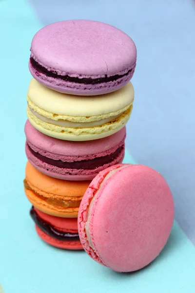 Zes smakelijke zoete kleurrijke macarons — Stockfoto