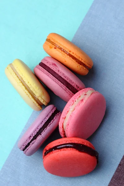 Sei gustosi dolci macaron colorati — Foto Stock