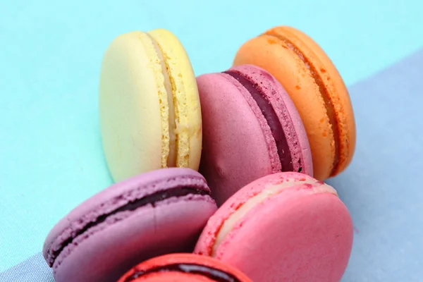 Seis sabrosos macarrones dulces y coloridos —  Fotos de Stock